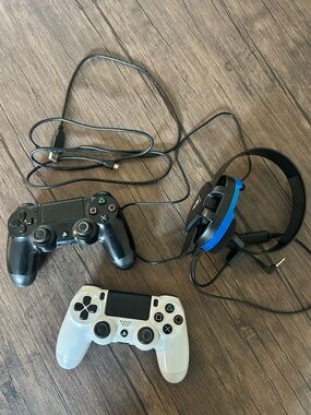 PS4 Controllers (2) + Turtle Beach Gaming Headset Bundle